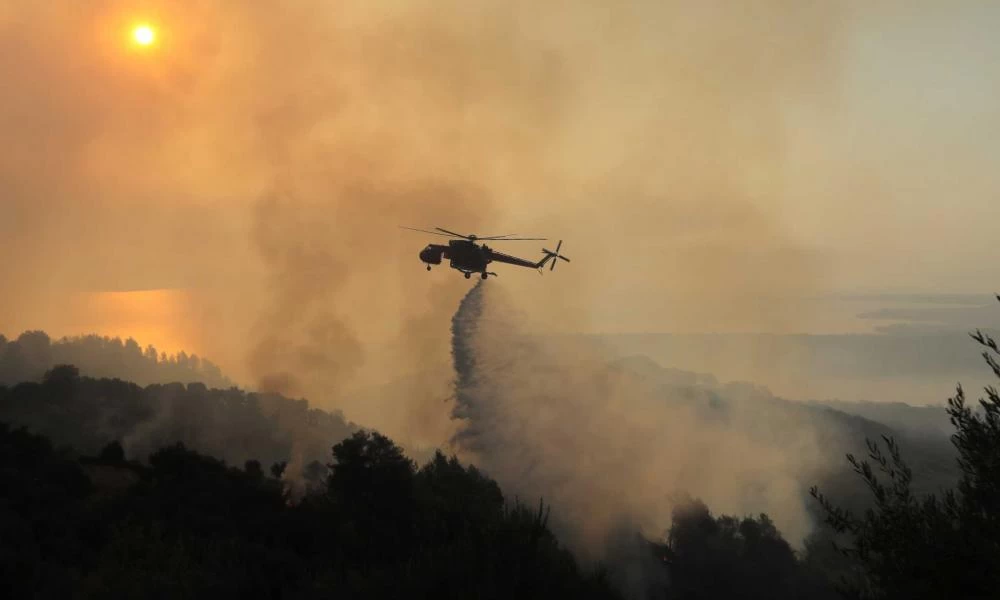 Φωτιά στην Ανατολική Μάνη: Καίει δάσος στην περιοχή Τσικαλιά